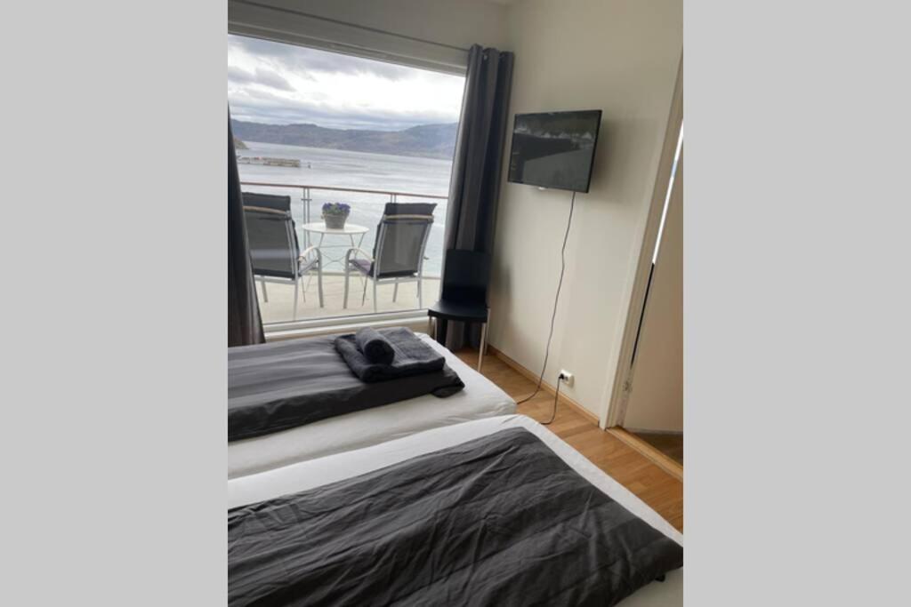 Flott Leilighet Med Spektakulaer Utsikt! Hjelmeland Exterior foto